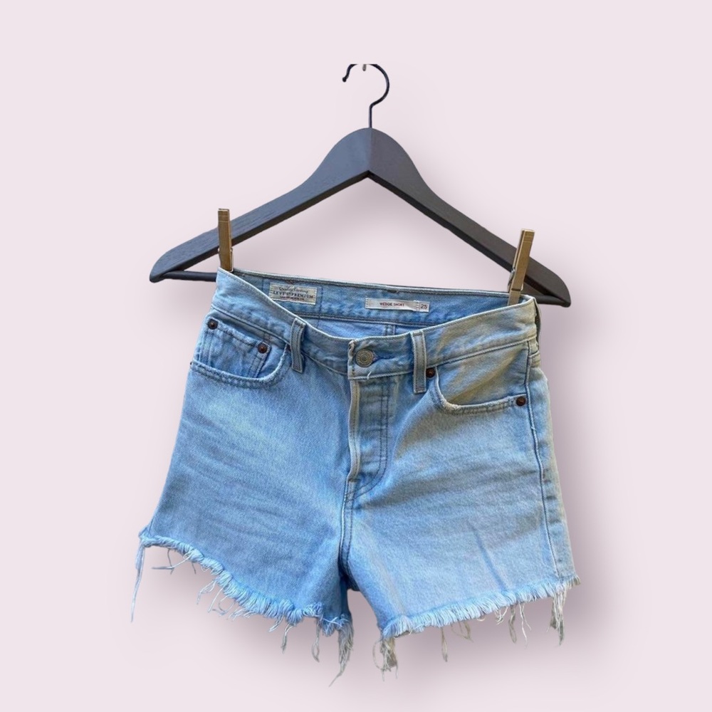 LEVI’S WEDGIE FIT SHORTS 🍉